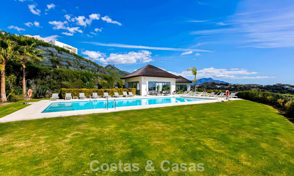 Apartamento dúplex de lujo con amplio jardín y vistas al mar en venta en Marbella - Benahavís 798320