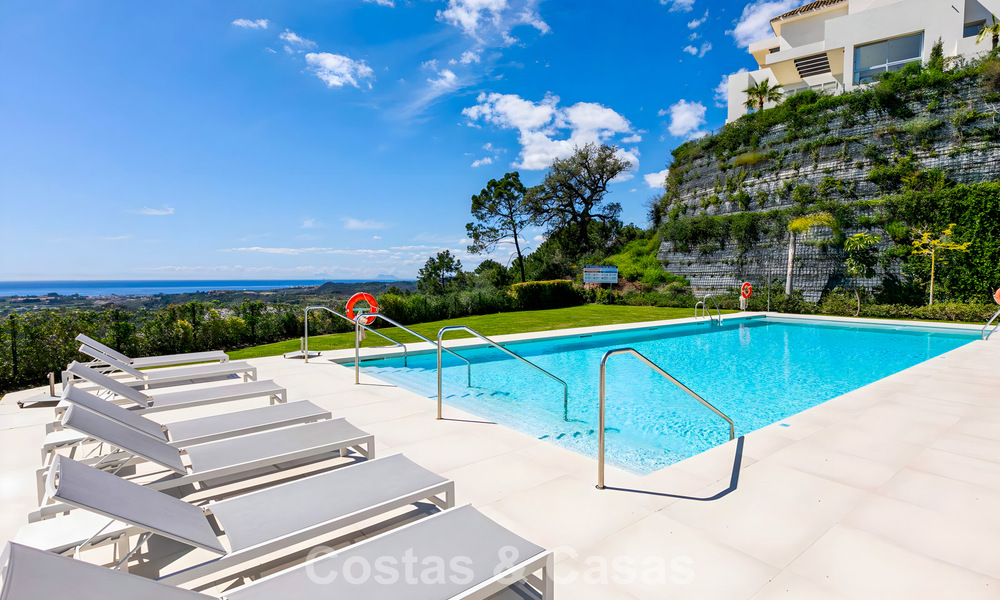 Apartamento dúplex de lujo con amplio jardín y vistas al mar en venta en Marbella - Benahavís 798322