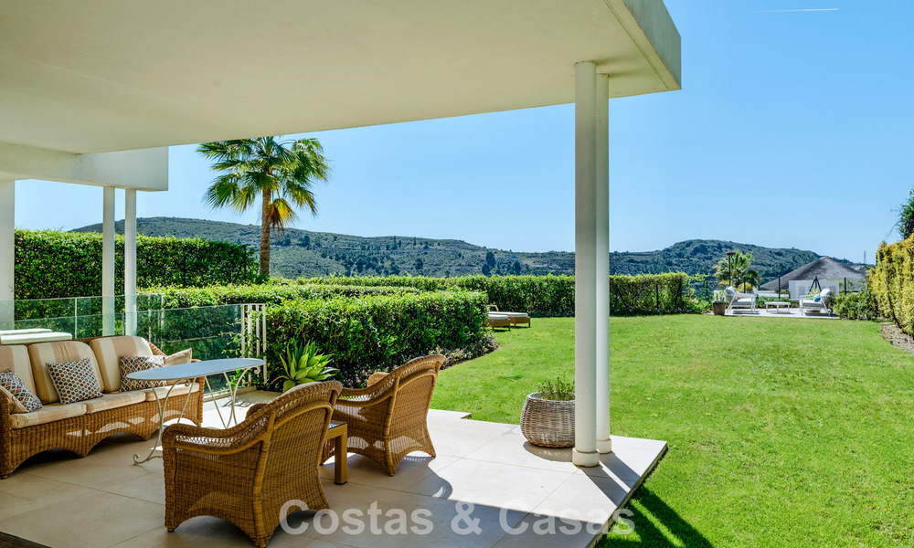 Apartamento dúplex de lujo con amplio jardín y vistas al mar en venta en Marbella - Benahavís 798323