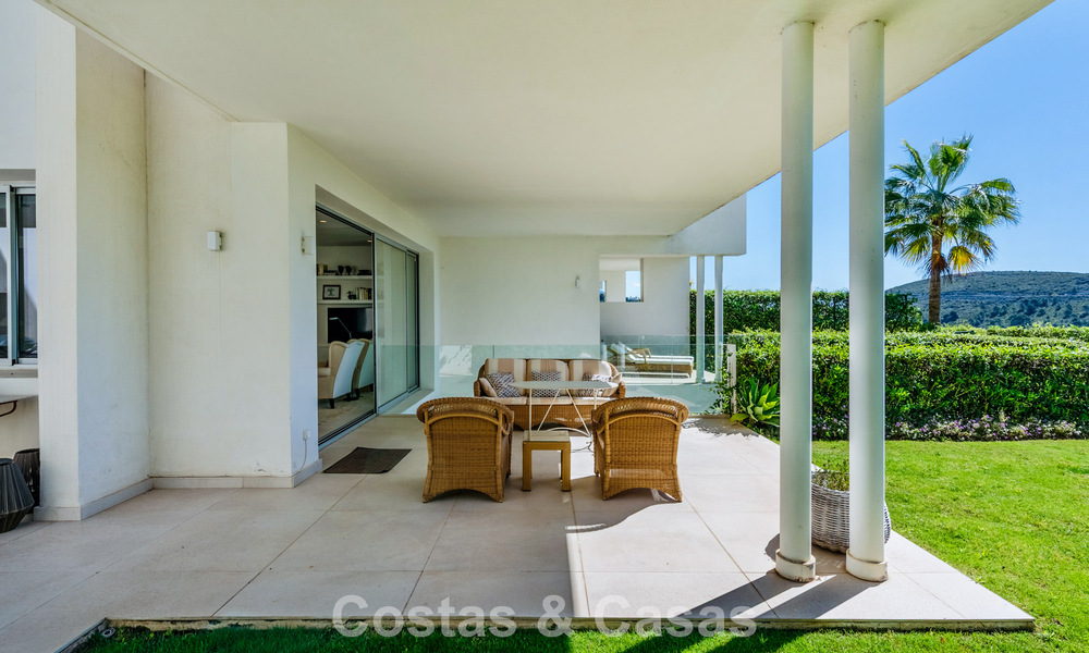 Apartamento dúplex de lujo con amplio jardín y vistas al mar en venta en Marbella - Benahavís 798324