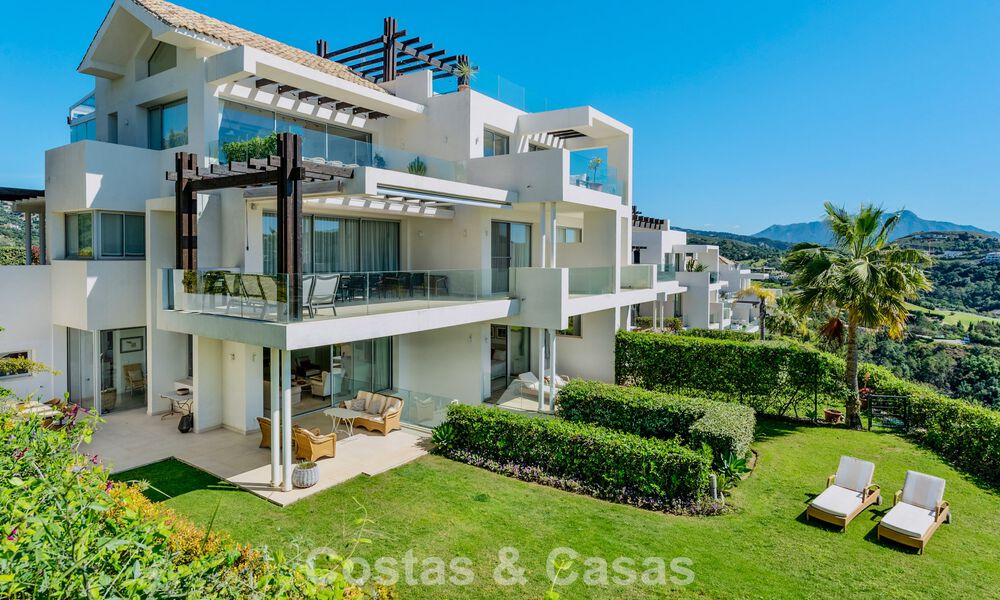 Apartamento dúplex de lujo con amplio jardín y vistas al mar en venta en Marbella - Benahavís 798325