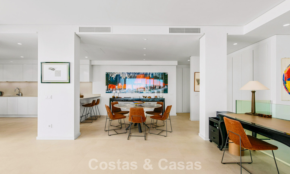 Apartamento dúplex de lujo con amplio jardín y vistas al mar en venta en Marbella - Benahavís 798327