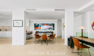 Apartamento dúplex de lujo con amplio jardín y vistas al mar en venta en Marbella - Benahavís 798327 