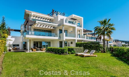 Apartamento dúplex de lujo con amplio jardín y vistas al mar en venta en Marbella - Benahavís 798328