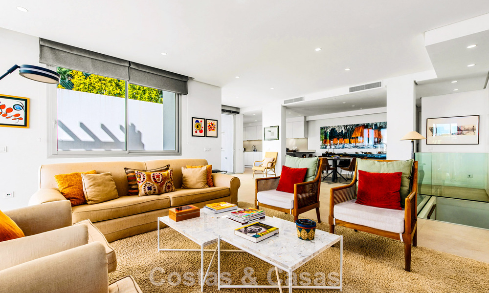Apartamento dúplex de lujo con amplio jardín y vistas al mar en venta en Marbella - Benahavís 798330