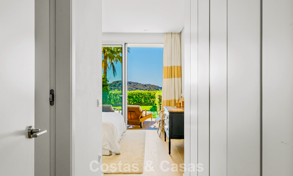 Apartamento dúplex de lujo con amplio jardín y vistas al mar en venta en Marbella - Benahavís 798331