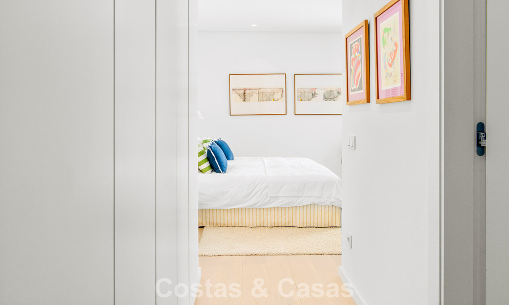 Apartamento dúplex de lujo con amplio jardín y vistas al mar en venta en Marbella - Benahavís 798332
