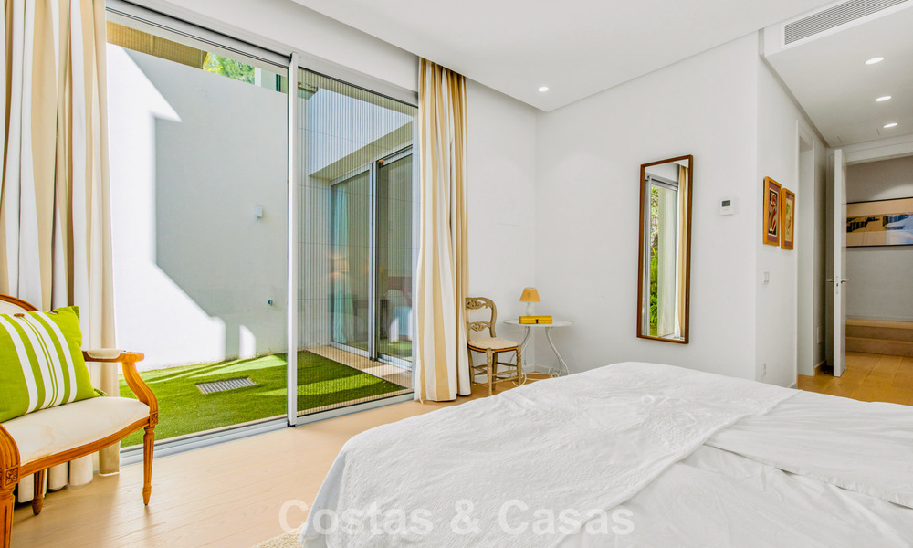 Apartamento dúplex de lujo con amplio jardín y vistas al mar en venta en Marbella - Benahavís 798333