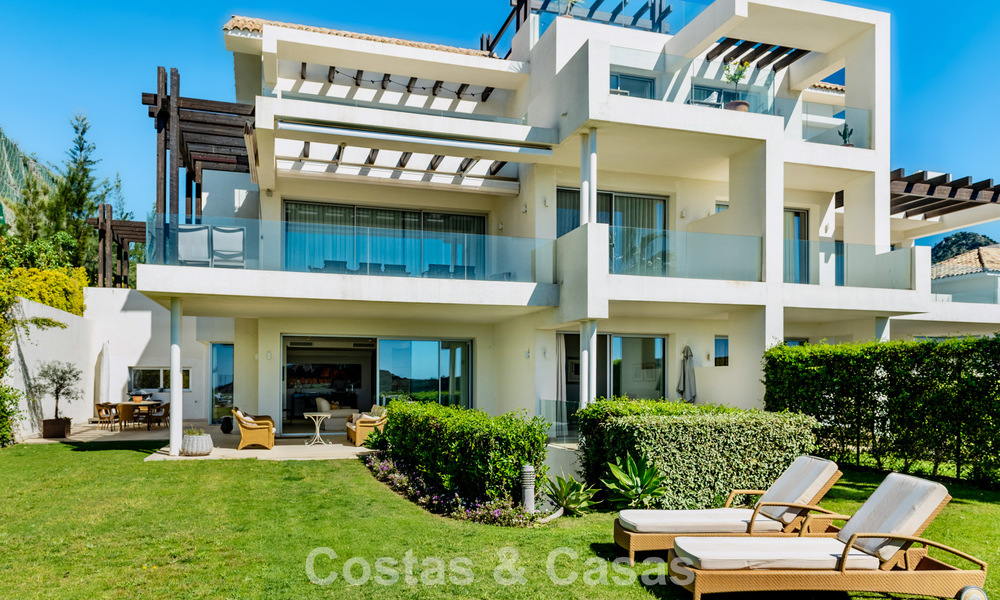 Apartamento dúplex de lujo con amplio jardín y vistas al mar en venta en Marbella - Benahavís 798334