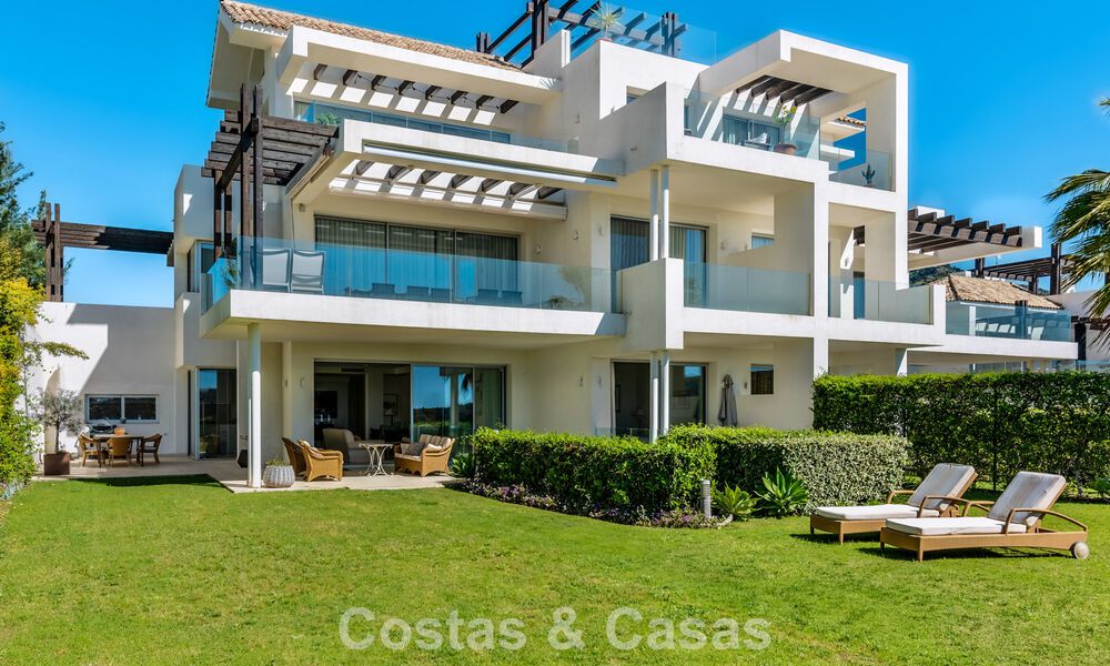 Apartamento dúplex de lujo con amplio jardín y vistas al mar en venta en Marbella - Benahavís 798336