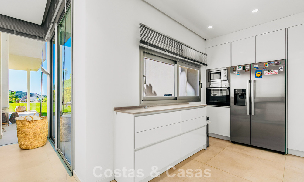 Apartamento dúplex de lujo con amplio jardín y vistas al mar en venta en Marbella - Benahavís 798338