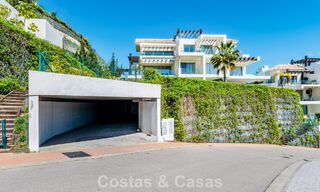 Apartamento dúplex de lujo con amplio jardín y vistas al mar en venta en Marbella - Benahavís 798340 