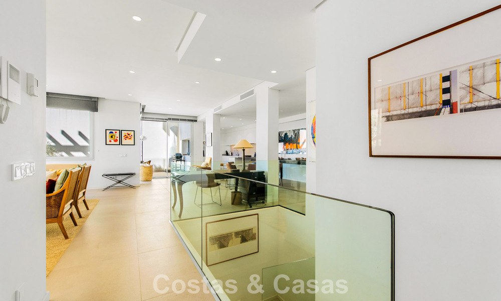 Apartamento dúplex de lujo con amplio jardín y vistas al mar en venta en Marbella - Benahavís 798342