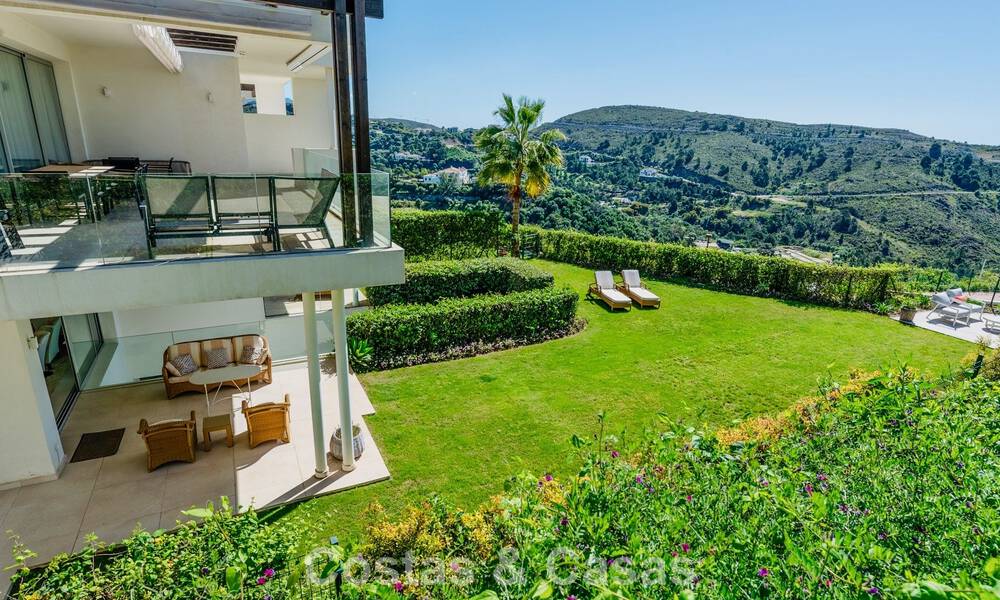 Apartamento dúplex de lujo con amplio jardín y vistas al mar en venta en Marbella - Benahavís 798344