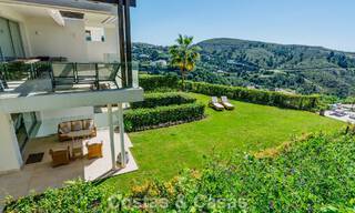 Apartamento dúplex de lujo con amplio jardín y vistas al mar en venta en Marbella - Benahavís 798344 