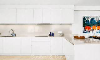 Apartamento dúplex de lujo con amplio jardín y vistas al mar en venta en Marbella - Benahavís 798346 