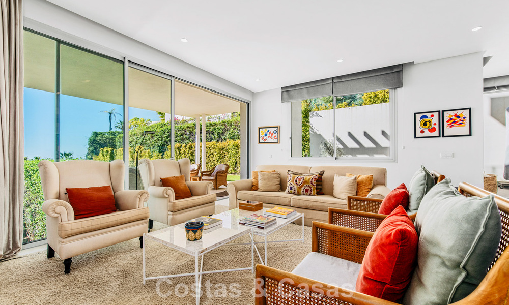Apartamento dúplex de lujo con amplio jardín y vistas al mar en venta en Marbella - Benahavís 798348