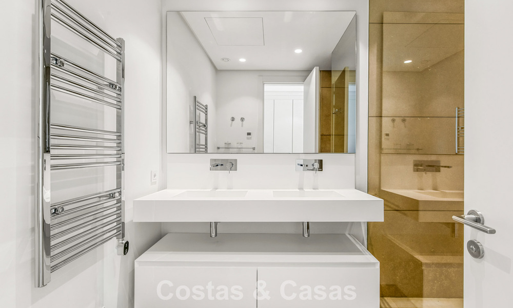 Apartamento dúplex de lujo con amplio jardín y vistas al mar en venta en Marbella - Benahavís 798350