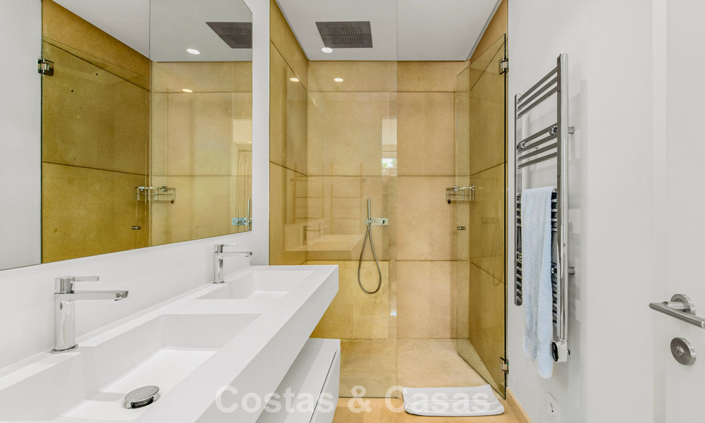 Apartamento dúplex de lujo con amplio jardín y vistas al mar en venta en Marbella - Benahavís 798353