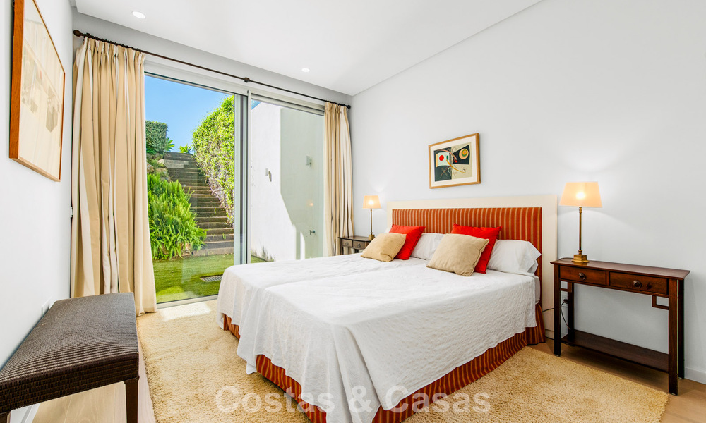Apartamento dúplex de lujo con amplio jardín y vistas al mar en venta en Marbella - Benahavís 798354