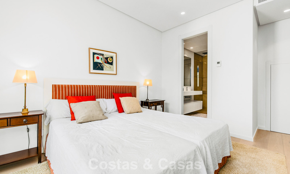 Apartamento dúplex de lujo con amplio jardín y vistas al mar en venta en Marbella - Benahavís 798355