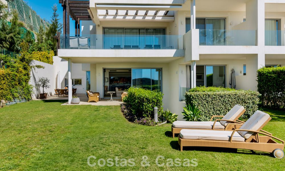Apartamento dúplex de lujo con amplio jardín y vistas al mar en venta en Marbella - Benahavís 798356