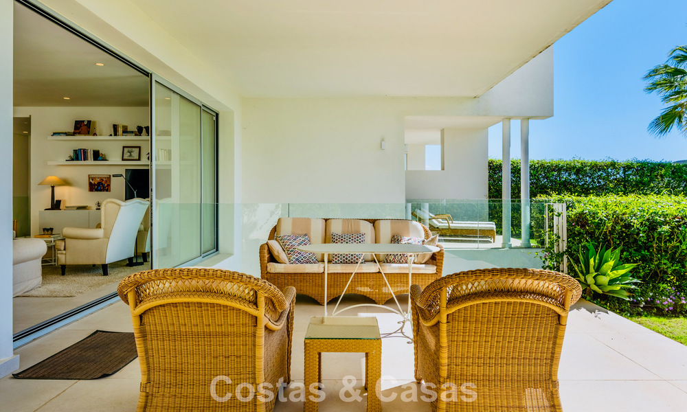 Apartamento dúplex de lujo con amplio jardín y vistas al mar en venta en Marbella - Benahavís 798359