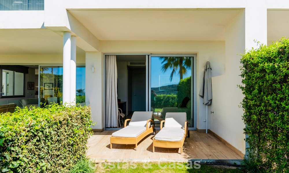 Apartamento dúplex de lujo con amplio jardín y vistas al mar en venta en Marbella - Benahavís 798361