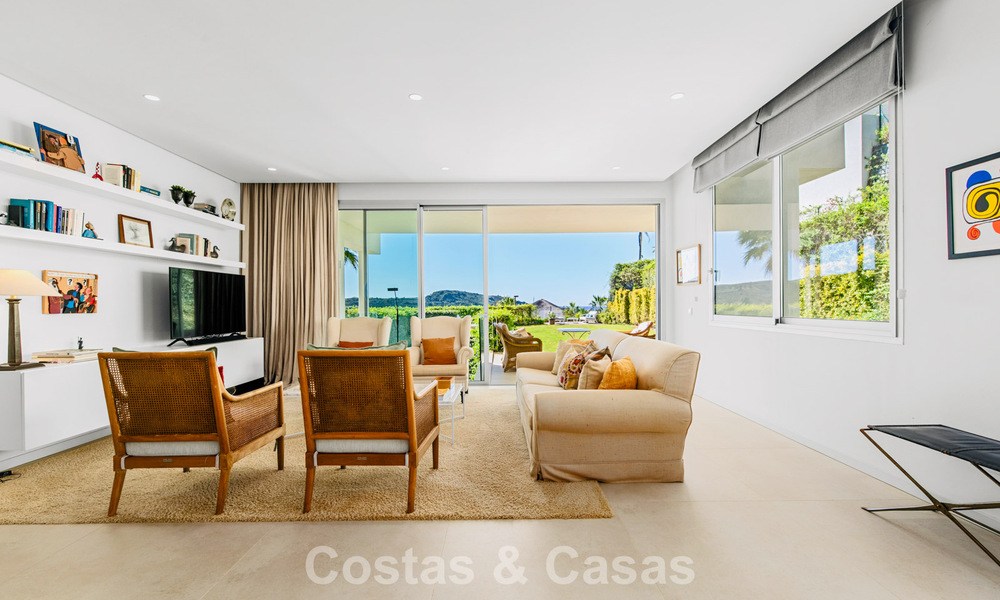 Apartamento dúplex de lujo con amplio jardín y vistas al mar en venta en Marbella - Benahavís 798364