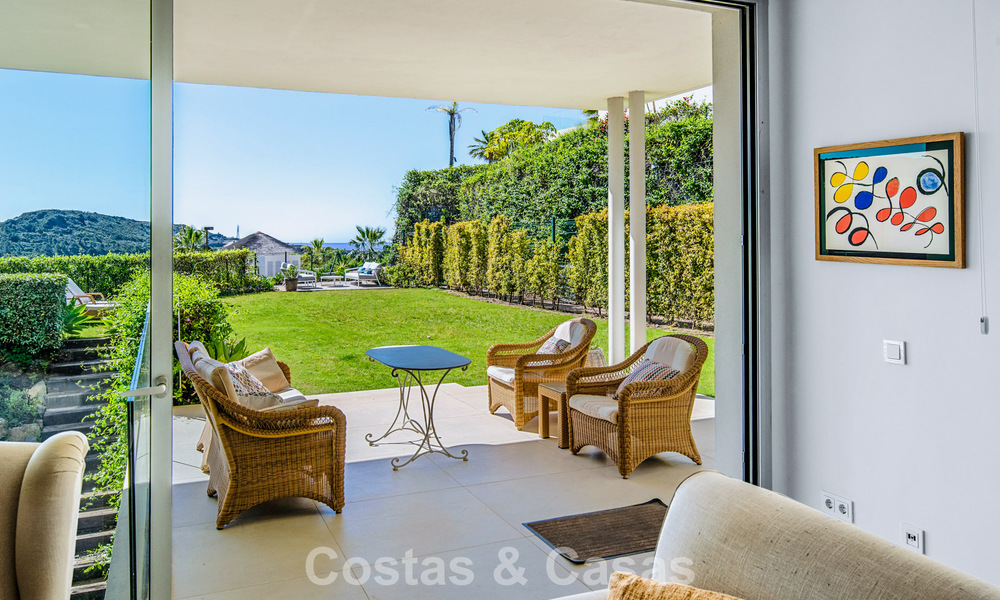 Apartamento dúplex de lujo con amplio jardín y vistas al mar en venta en Marbella - Benahavís 798365