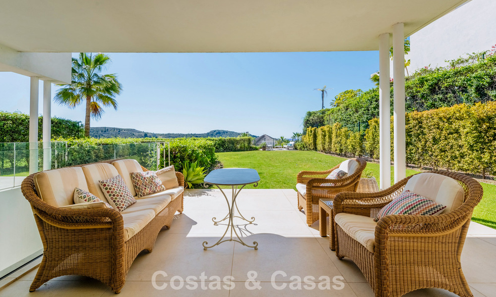 Apartamento dúplex de lujo con amplio jardín y vistas al mar en venta en Marbella - Benahavís 798366