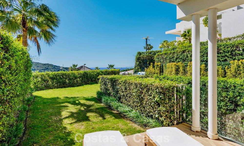 Apartamento dúplex de lujo con amplio jardín y vistas al mar en venta en Marbella - Benahavís 798367