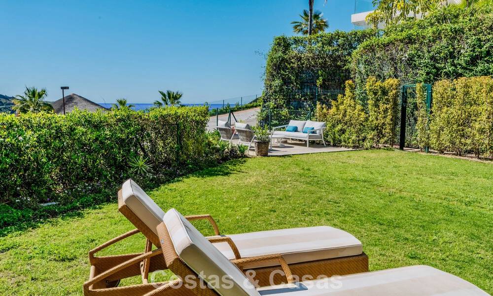 Apartamento dúplex de lujo con amplio jardín y vistas al mar en venta en Marbella - Benahavís 798368