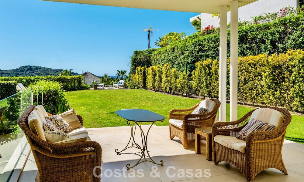 Apartamento dúplex de lujo con amplio jardín y vistas al mar en venta en Marbella - Benahavís 798370