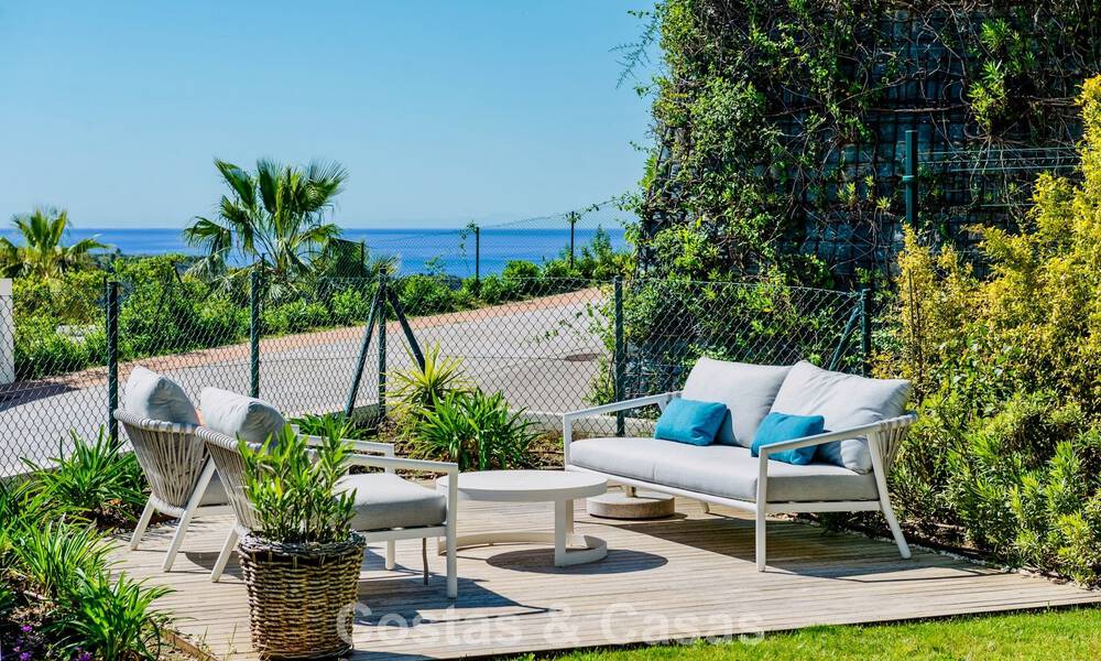 Apartamento dúplex de lujo con amplio jardín y vistas al mar en venta en Marbella - Benahavís 798371