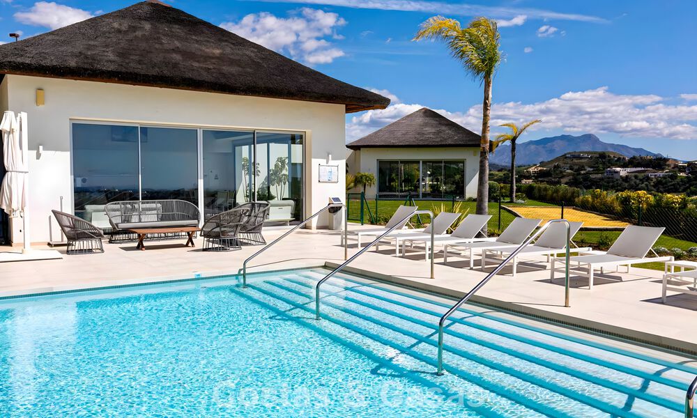 Apartamento dúplex de lujo con amplio jardín y vistas al mar en venta en Marbella - Benahavís 798372