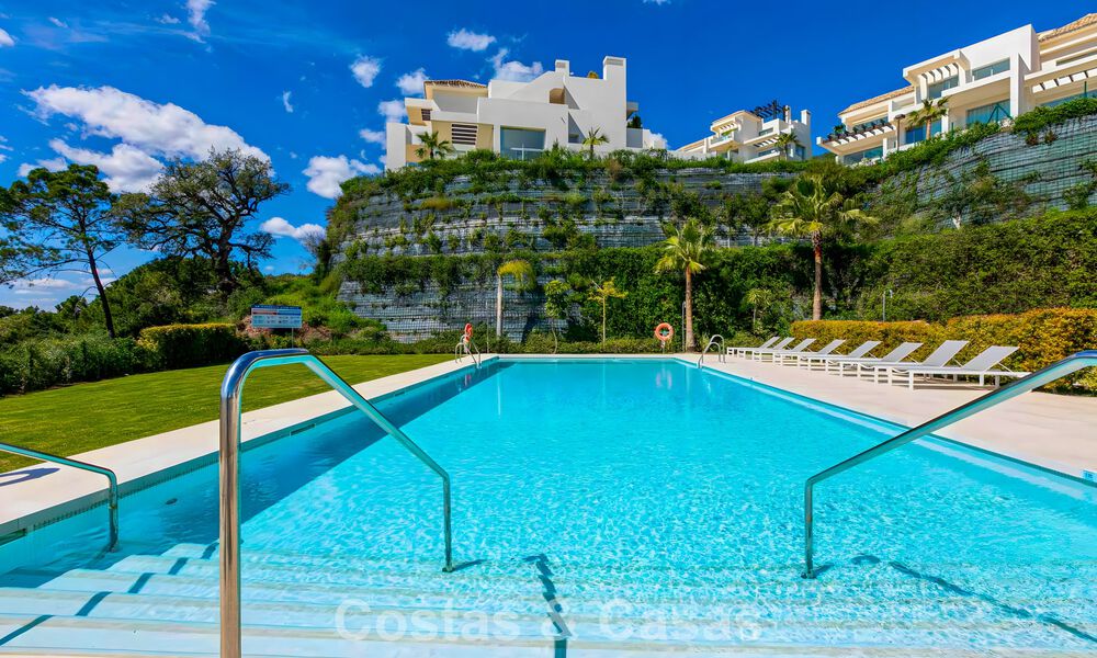 Apartamento dúplex de lujo con amplio jardín y vistas al mar en venta en Marbella - Benahavís 798373