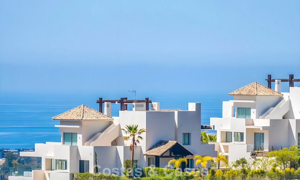 Apartamento dúplex de lujo con amplio jardín y vistas al mar en venta en Marbella - Benahavís 798374