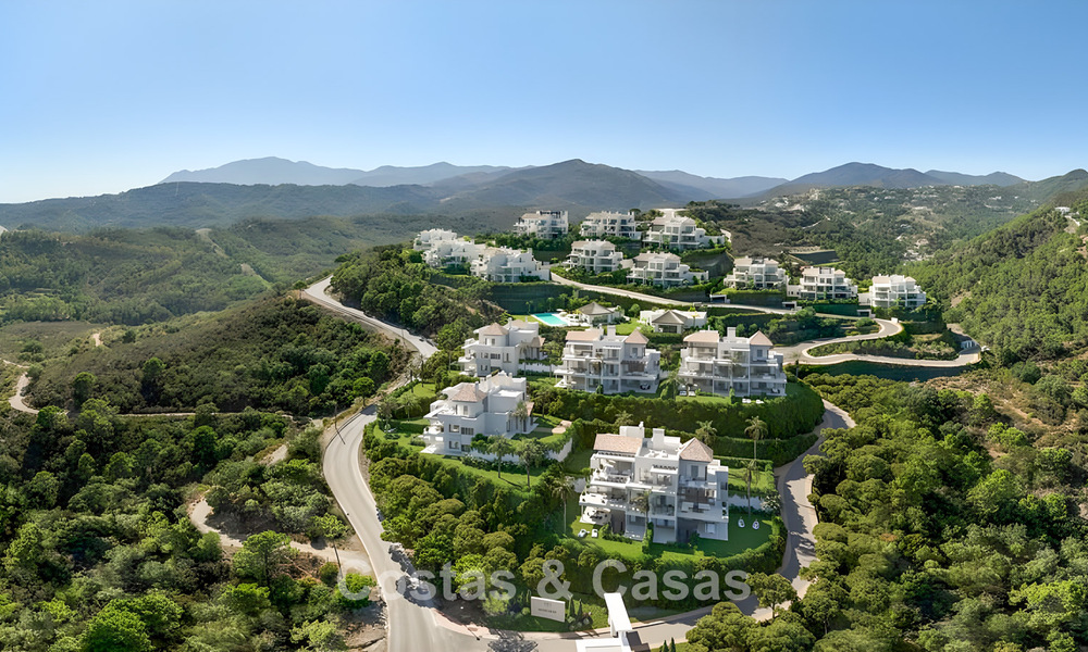 Apartamento dúplex de lujo con amplio jardín y vistas al mar en venta en Marbella - Benahavís 798375