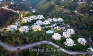 Apartamento dúplex de lujo con amplio jardín y vistas al mar en venta en Marbella - Benahavís 798376 
