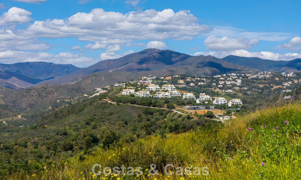 Apartamento dúplex de lujo con amplio jardín y vistas al mar en venta en Marbella - Benahavís 798377