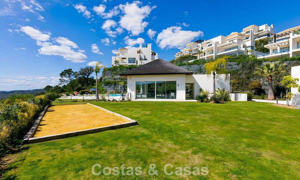Apartamento dúplex de lujo con amplio jardín y vistas al mar en venta en Marbella - Benahavís 798378