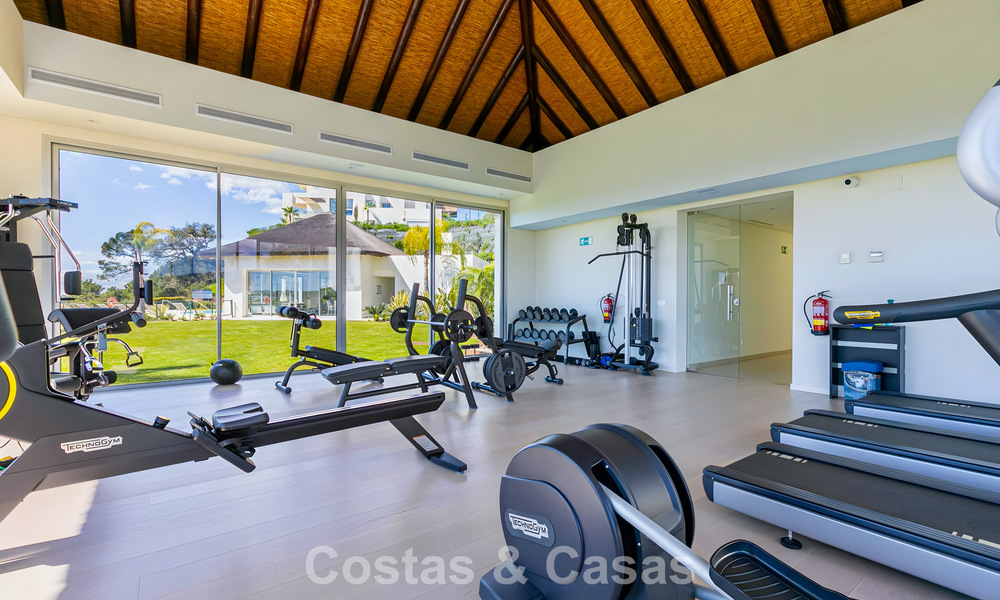 Apartamento dúplex de lujo con amplio jardín y vistas al mar en venta en Marbella - Benahavís 798379