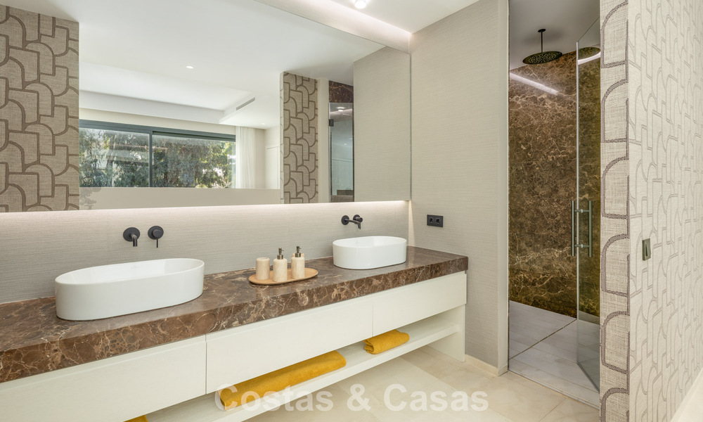Villa de diseño avanzada en venta a pocos pasos del campo de golf, en el corazón de Nueva Andalucía, Marbella 798422