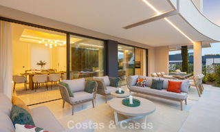 Villa de diseño avanzada en venta a pocos pasos del campo de golf, en el corazón de Nueva Andalucía, Marbella 798424 