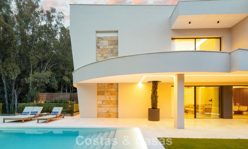Villa de diseño avanzada en venta a pocos pasos del campo de golf, en el corazón de Nueva Andalucía, Marbella 798426