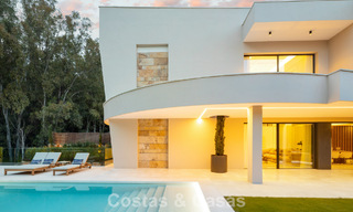 Villa de diseño avanzada en venta a pocos pasos del campo de golf, en el corazón de Nueva Andalucía, Marbella 798426 