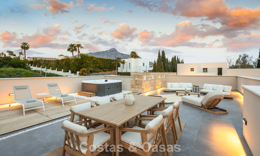 Villa de diseño avanzada en venta a pocos pasos del campo de golf, en el corazón de Nueva Andalucía, Marbella 798427