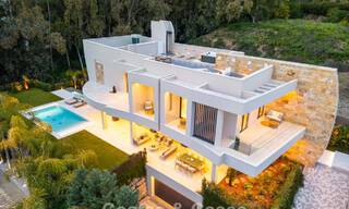 Villa de diseño avanzada en venta a pocos pasos del campo de golf, en el corazón de Nueva Andalucía, Marbella 798428 