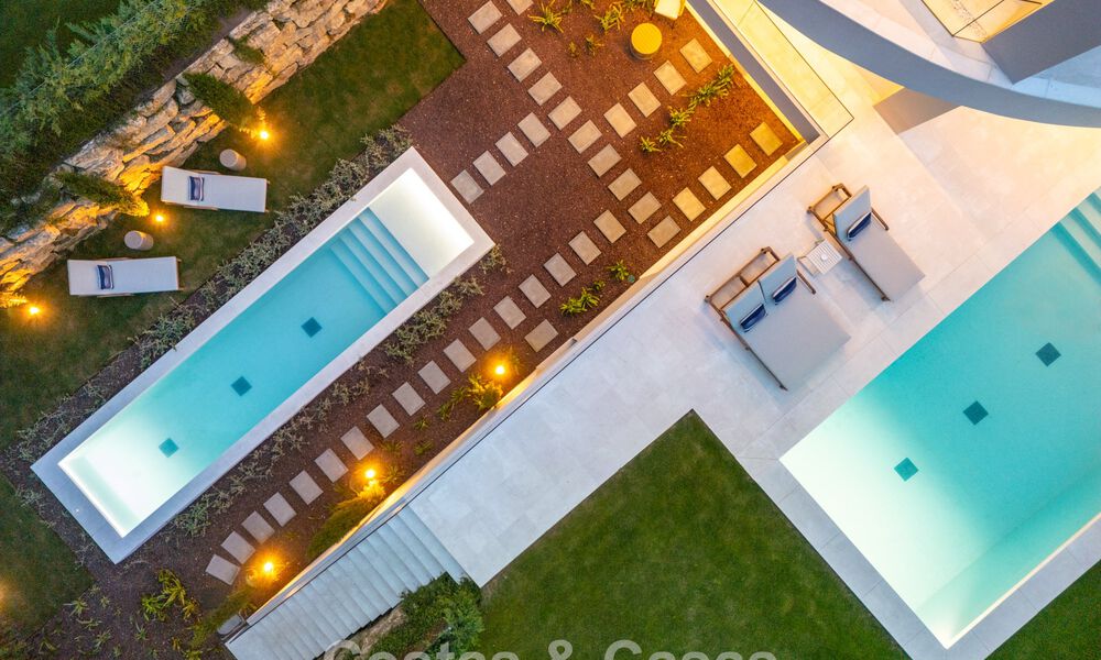 Villa de diseño avanzada en venta a pocos pasos del campo de golf, en el corazón de Nueva Andalucía, Marbella 798430